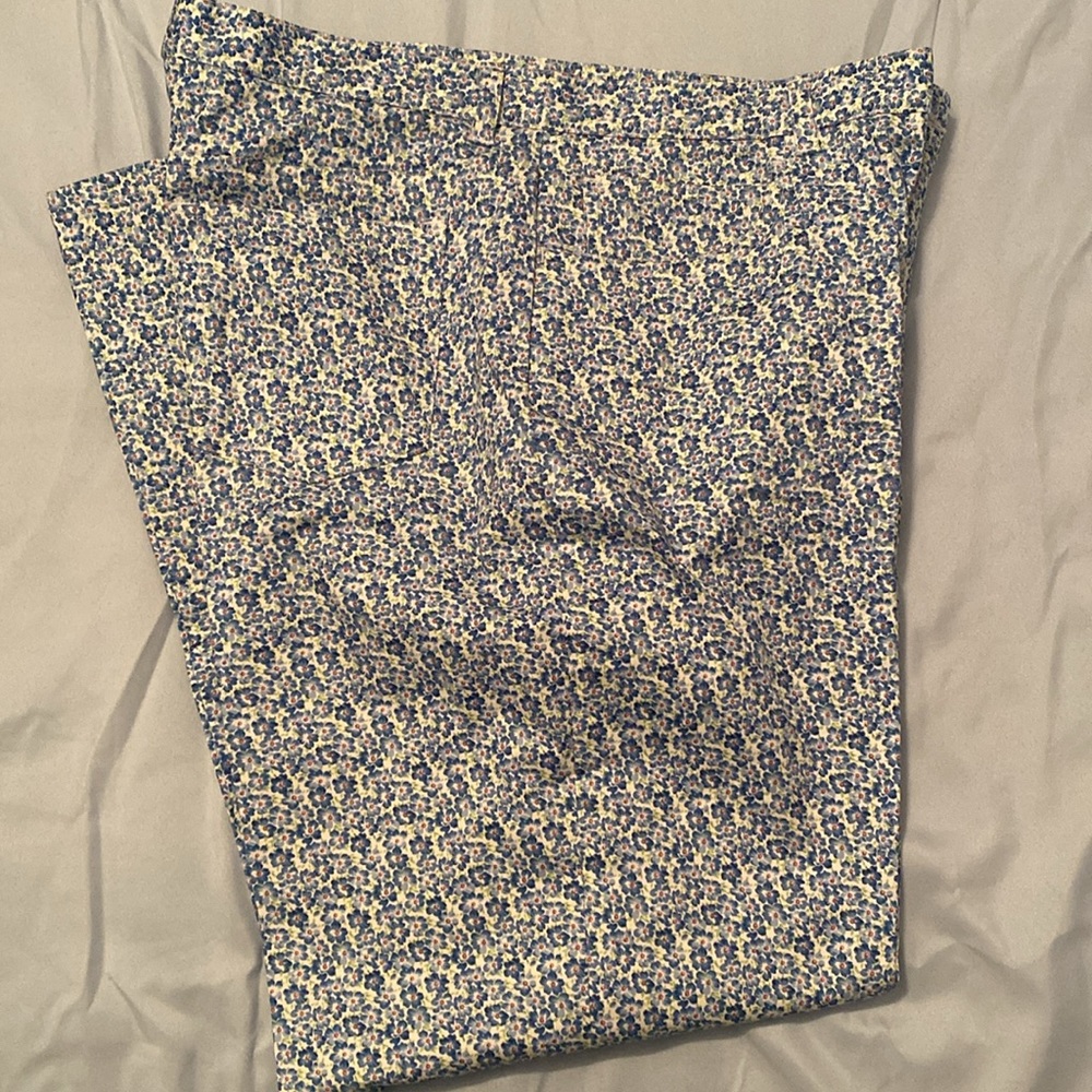 Lightweight thin summer pants in a pretty blue flower print.